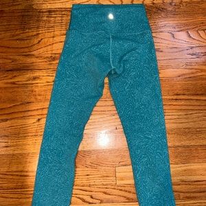 Lululemon green patterned wunder training leggings size 4, 23inch length